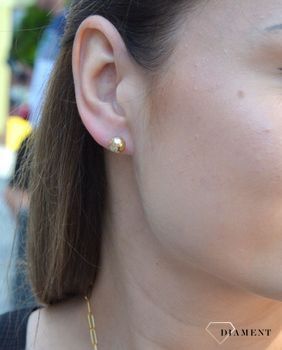 Złote kolczyki 333 kulki grawerowane KL 3422 333. Kolczyki w minimalistycznym stylu, wpisujące się w obecne trendy modowe. Delikatna forma, złota to idealne uzupełnienie eleganckich stylizacji (2).JPG
